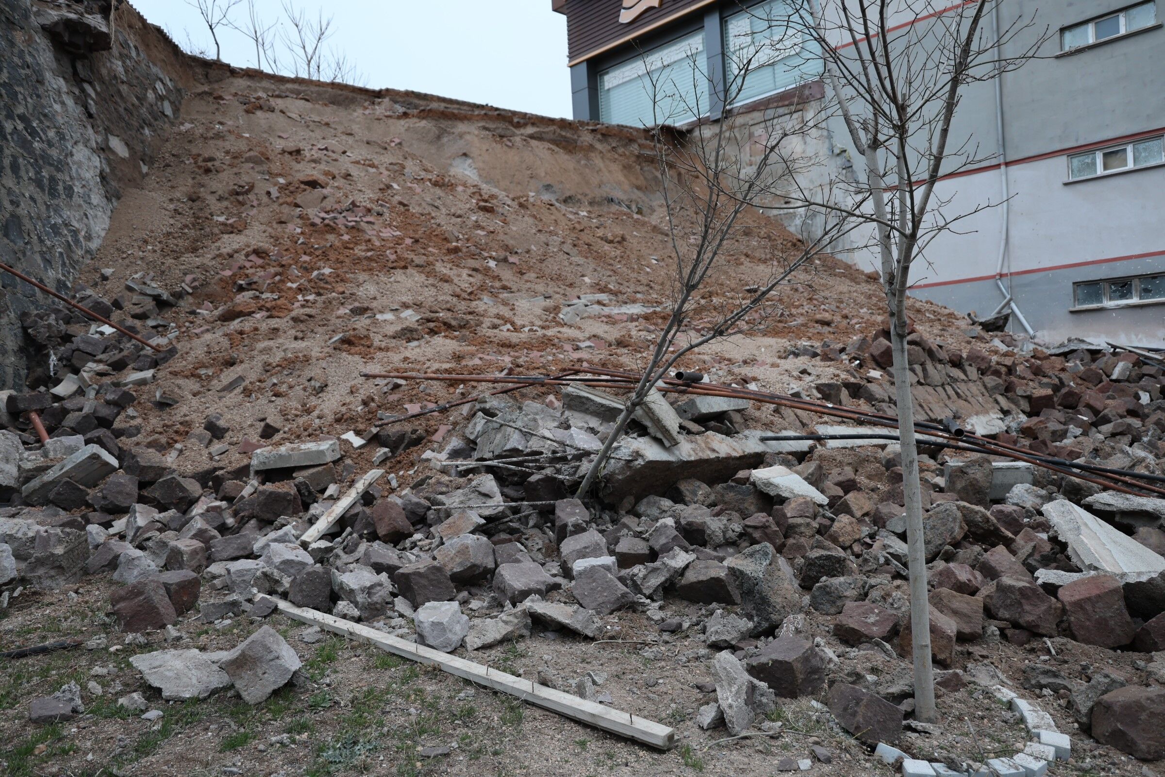 15 Metrelik Istinat Duvarının Çökme Anı Panik Yarattı (4)