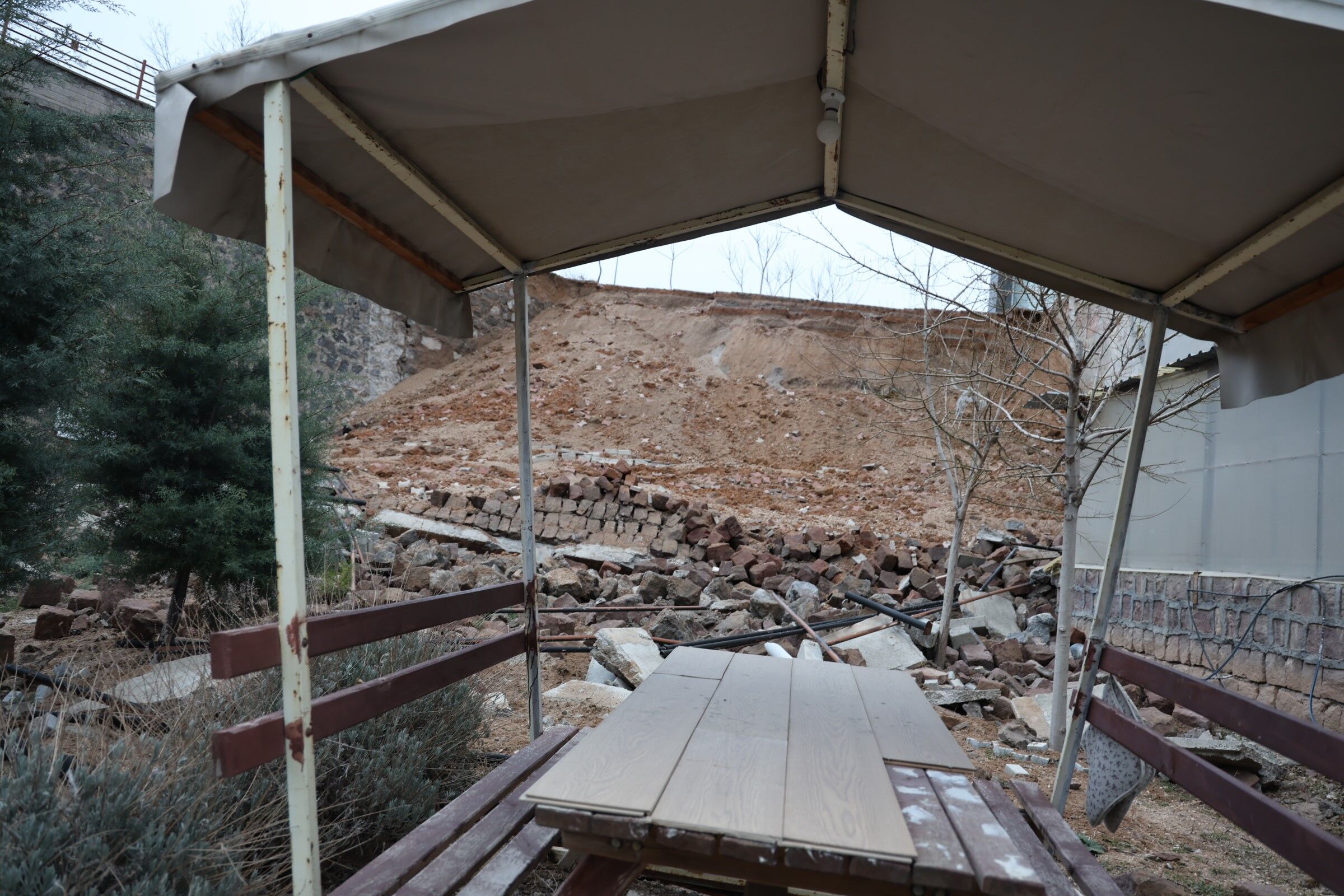 15 Metrelik Istinat Duvarının Çökme Anı Panik Yarattı (5)