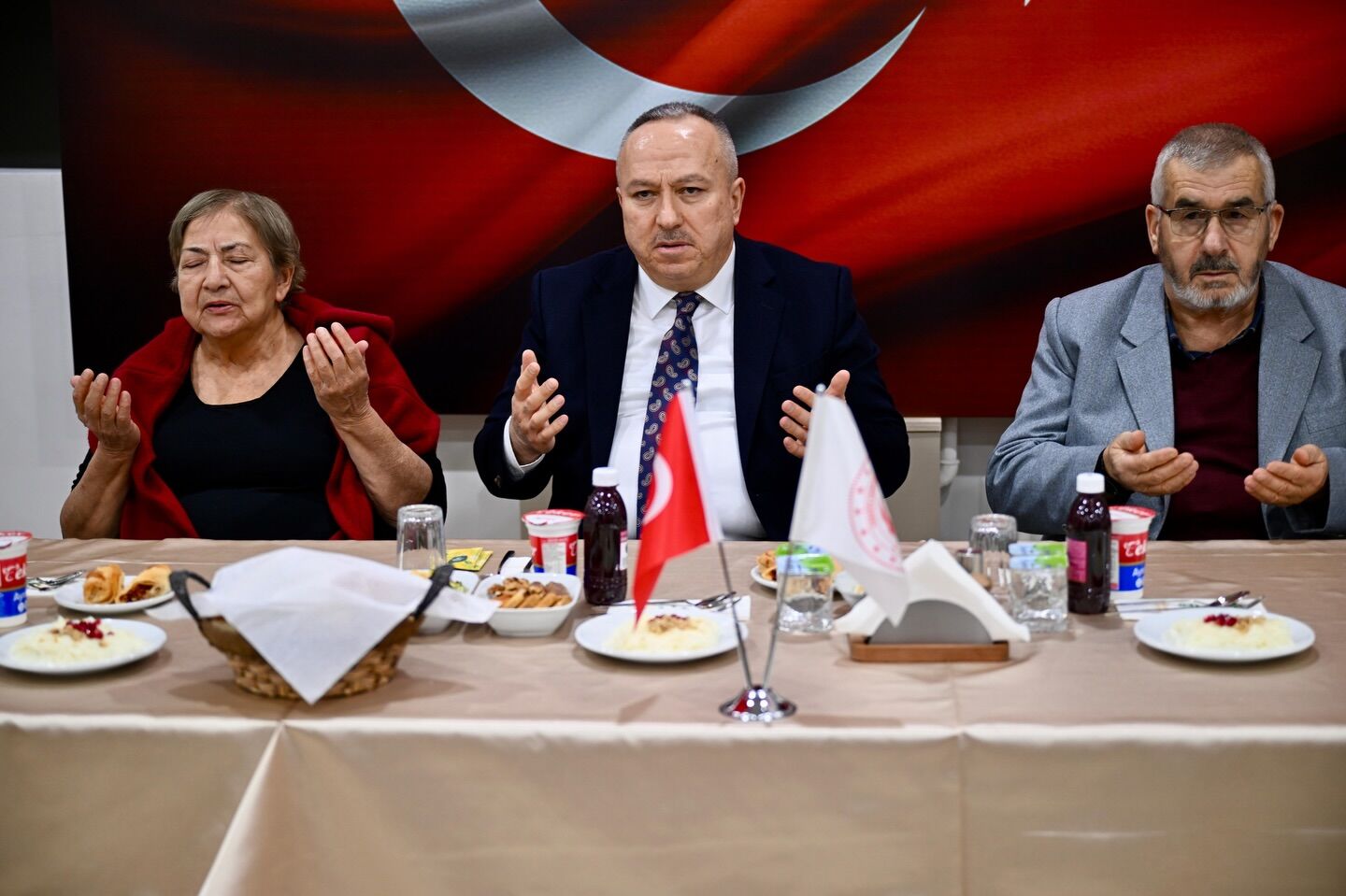 Vali Fidan huzurevi sakinleriyle iftarda buluştu