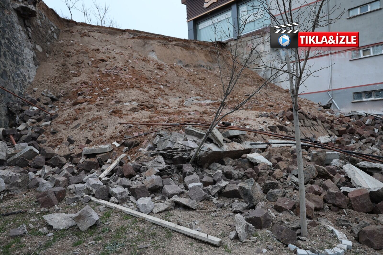 Facia kıl payı atlatıldı! Nevşehir’de 15 metrelik duvar çöktü