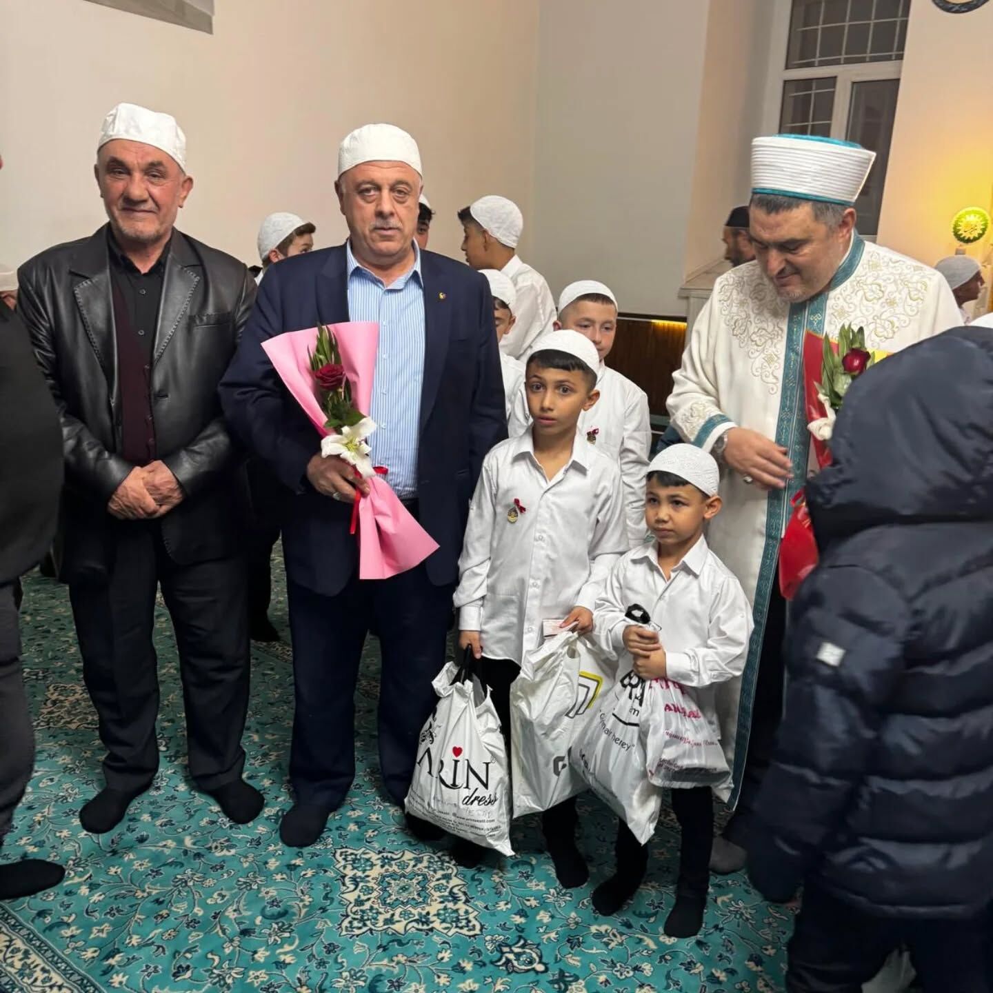 653946924 18094227863101595 6433448512418731457 N