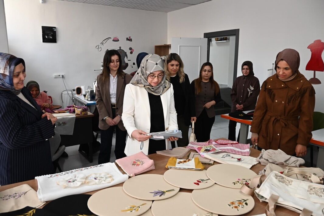 656909745 18089186303186019 5570638357827528683 N