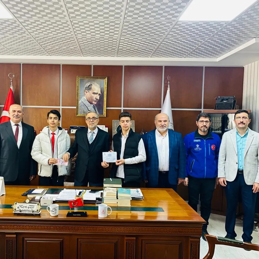 İyilikte Yarışan Gençler Yetimler İçin Anlamlı Bağışfevzi Diri Koç Fen Lisesi Öğretmen Ve Öğre (1)