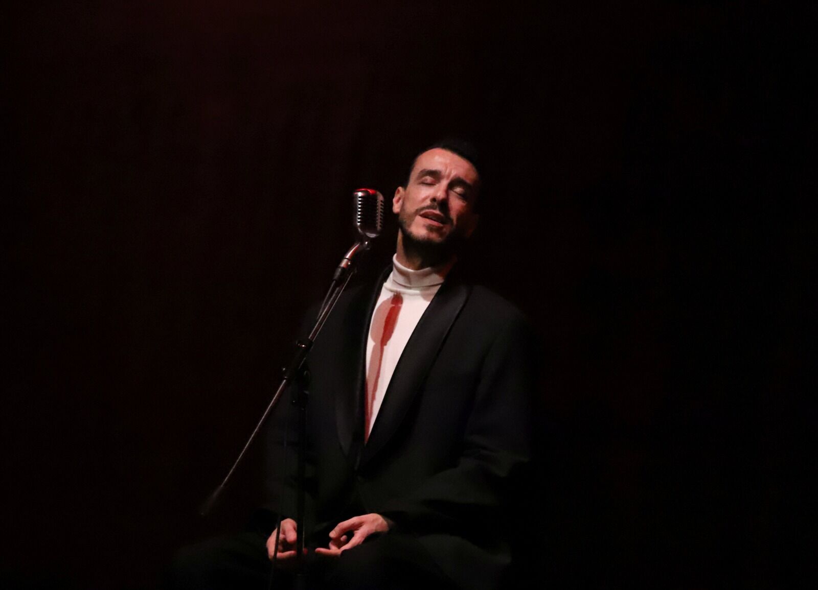 NEVÜ’de Cem Adrian rüzgarı: Salon tıklım tıklım doldu