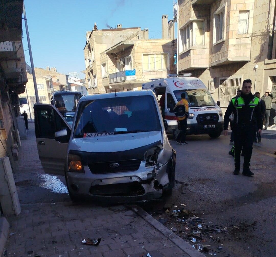 Osmanlı Caddesi’nde trafik kazası: Ekipler olay yerine sevk edildi