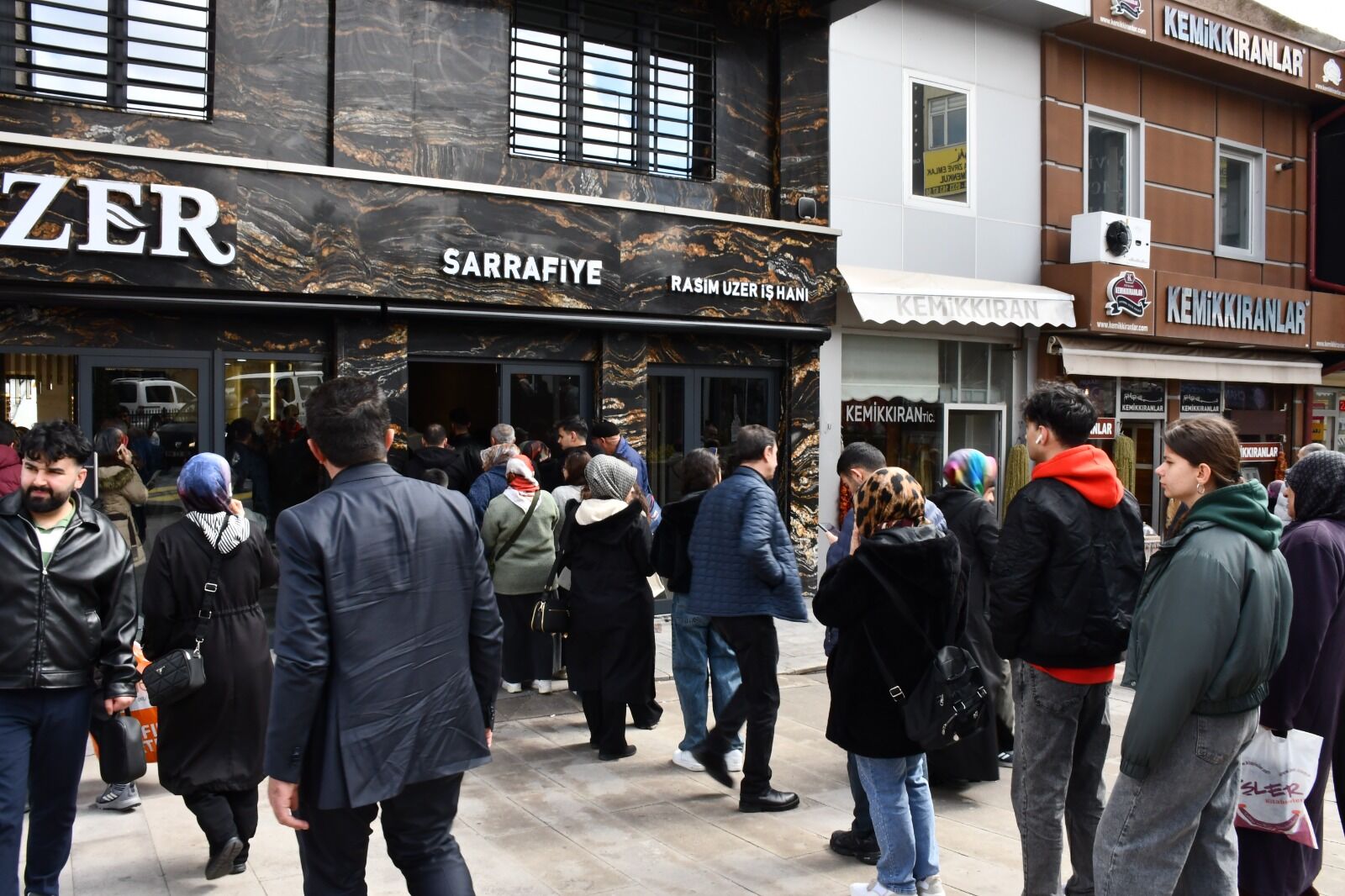 Nevşehir’de sarrafların önünde altın kuyruğu