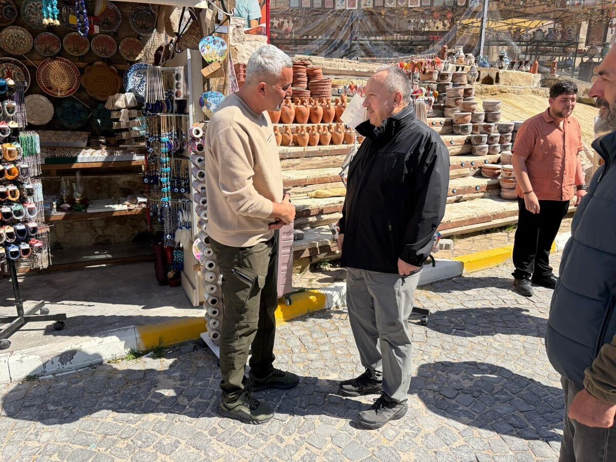 658834083 18089958659186019 7682167587871557814 N