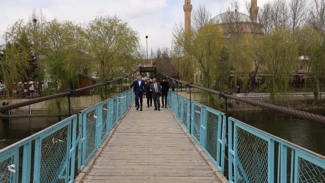 669739126 18085523477593871 5239617394755467999 N