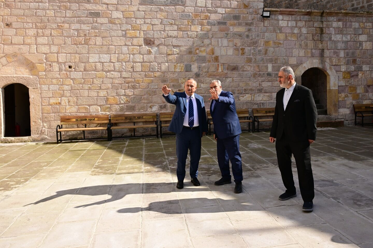 681172832 18092249663186019 6007103803136991833 N