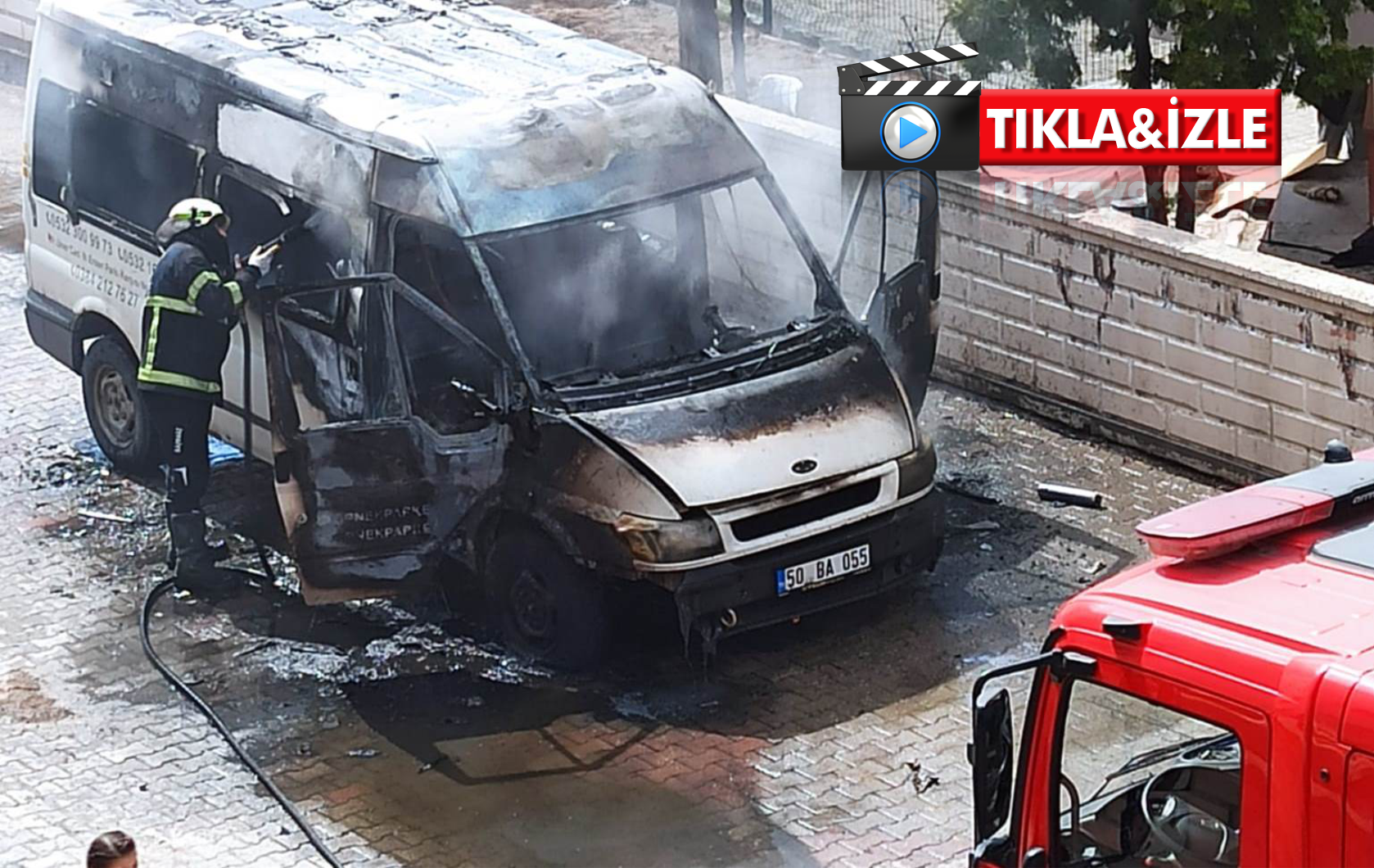 Seyir halindeki minibüs alev alev yandı