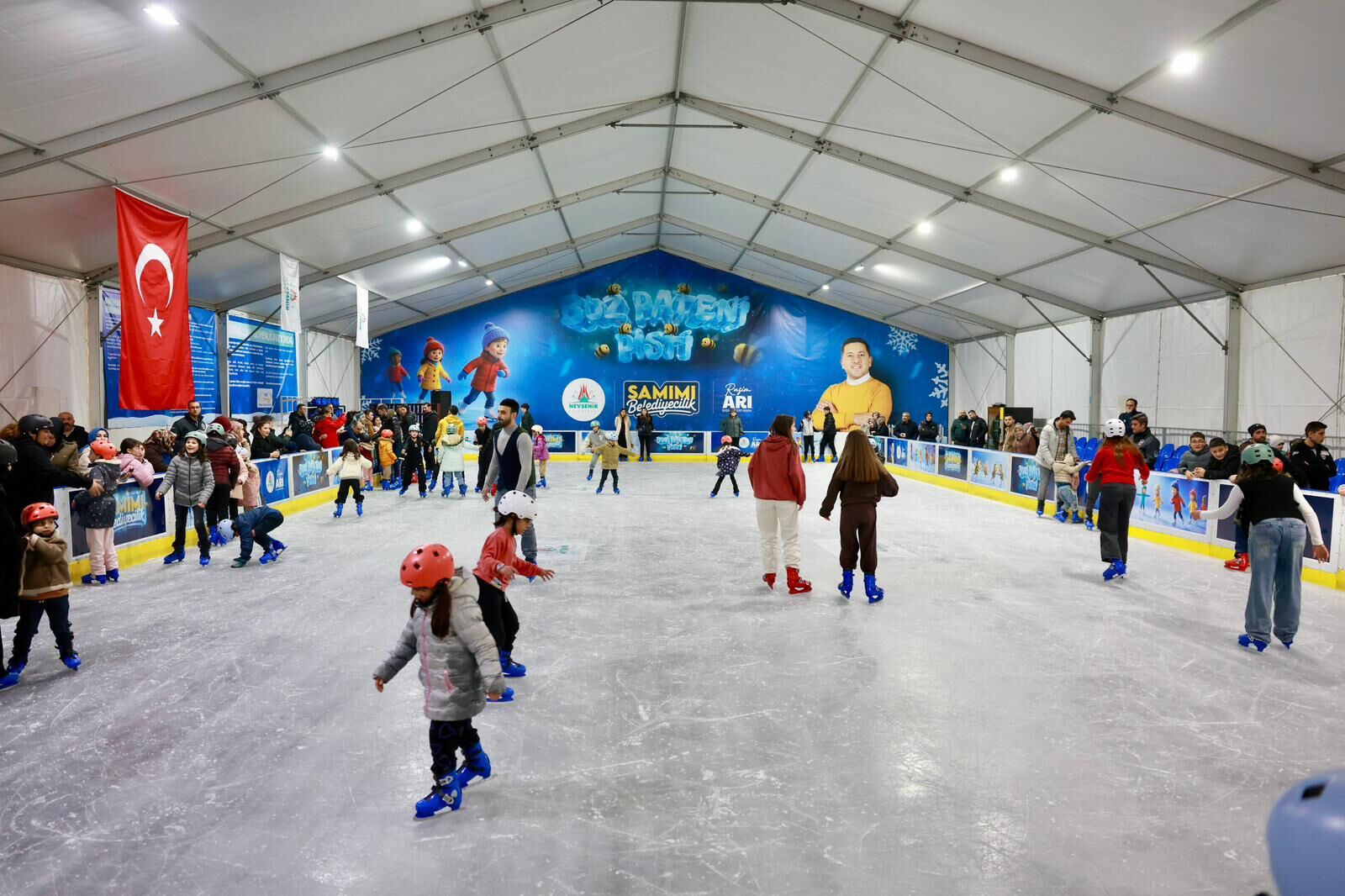 7’den 77’ye buzda eğlence: Nevşehir'de mobil pist büyük ilgi gördü