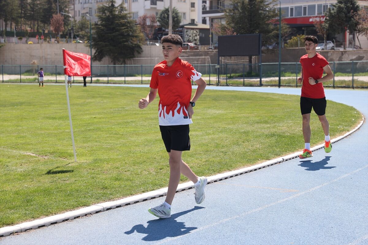 Aa 20260501 41259210 41259206 Belde Ile Il Merkezi Arasinda Mekik Dokuyan Iki Sporcu Atletizmde Zirveyi Hedefliyor (1)