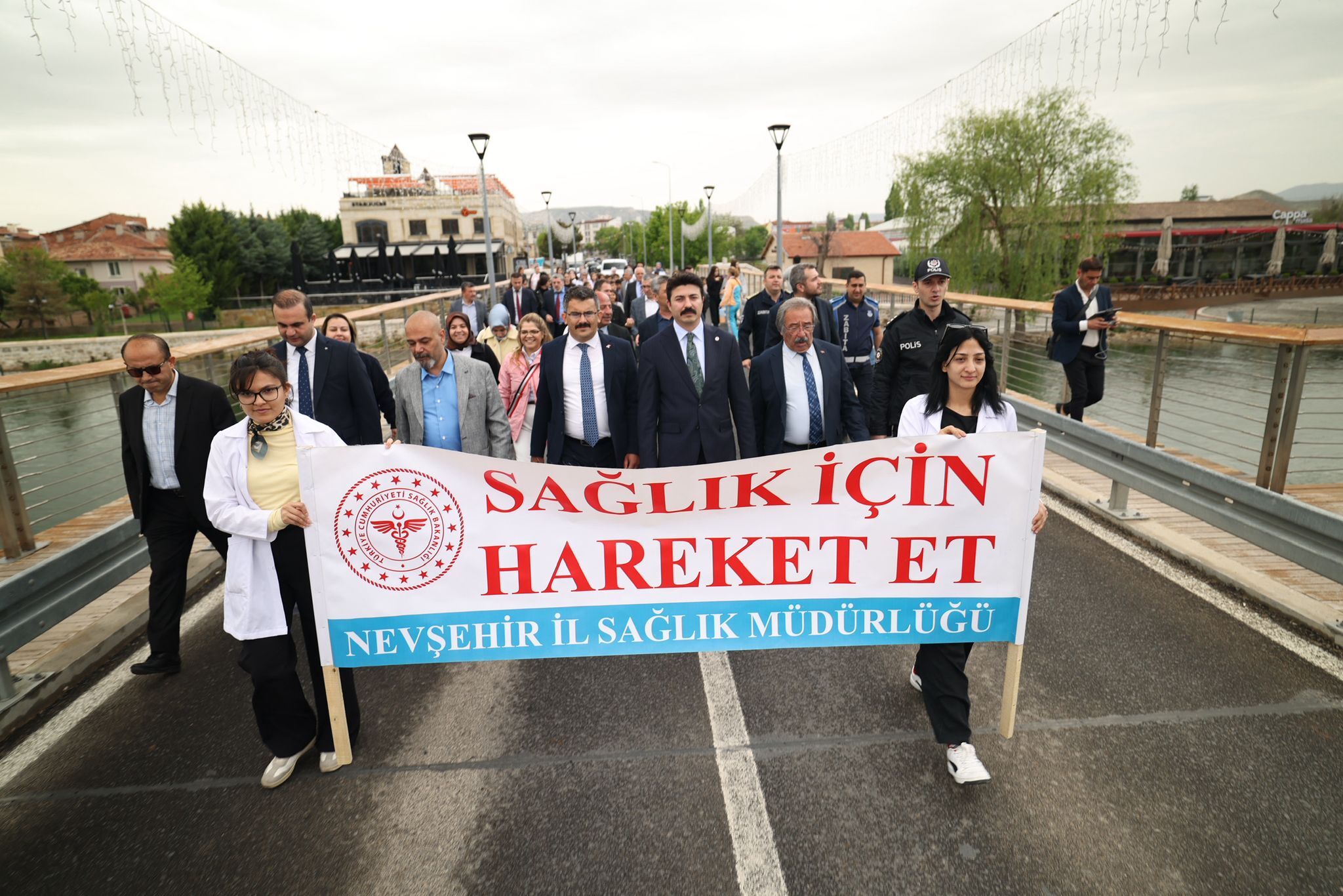 Avanos'ta onlarca kişi yürüdü: Taş Köprü’de renkli görüntüler oluştu