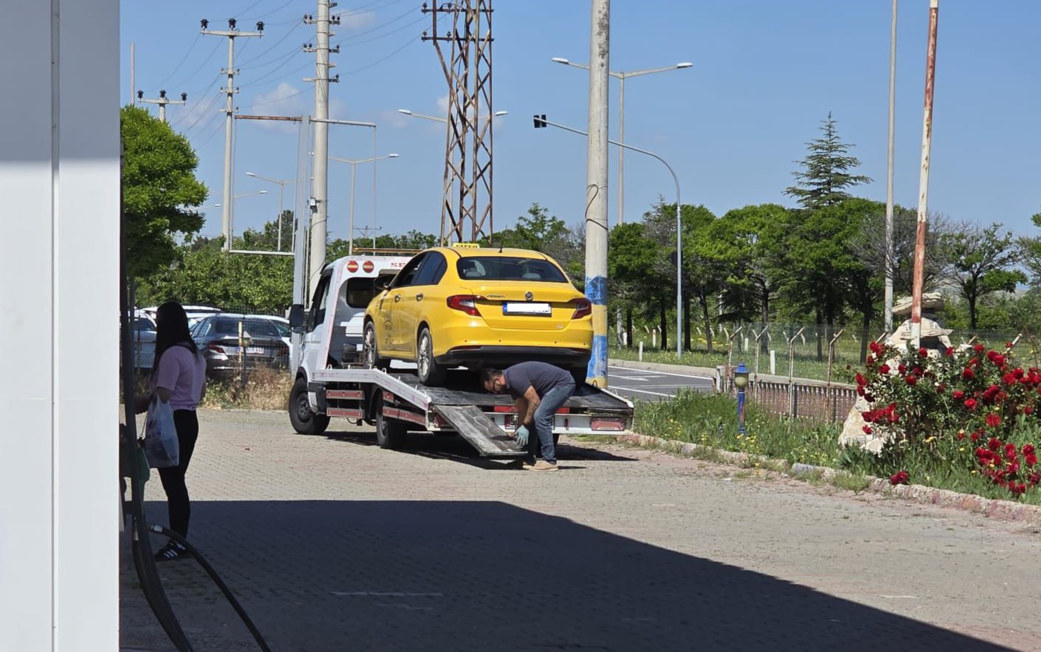 Taksi sürücüsü bir yolcu daha almak istedi, ehliyetinden oldu