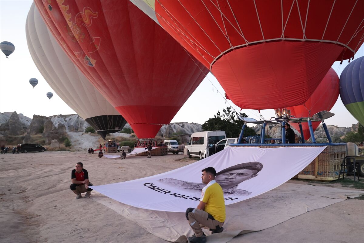 Aa 20260714 41967851 41967836 Kapadokyada Sicak Hava Balonlari 15 Temmuz Dolayisiyla Turk Bayraklari Ve Afislerle Uctu (1)