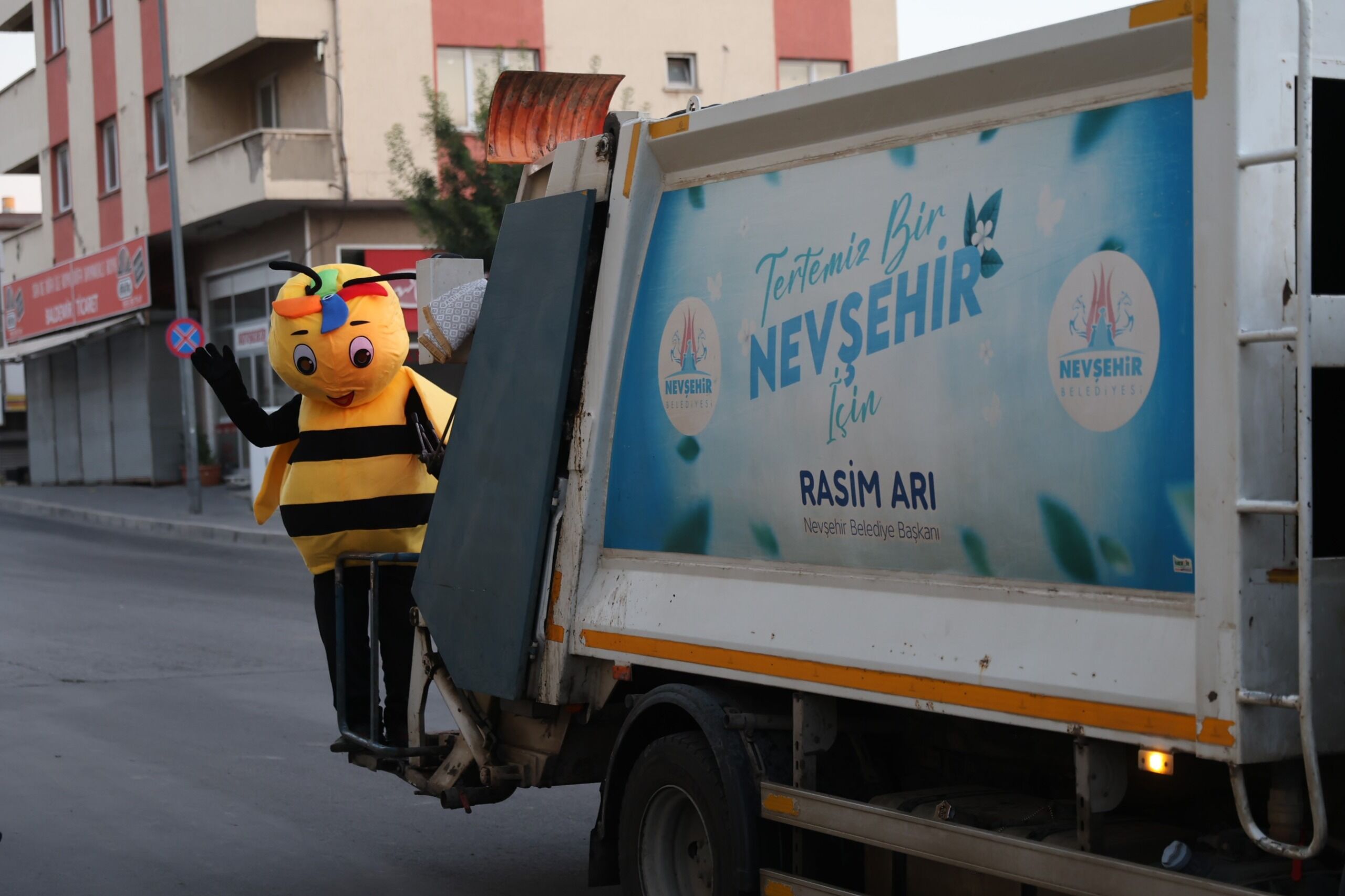 Nev Bel Arilar Sokaklarda 003