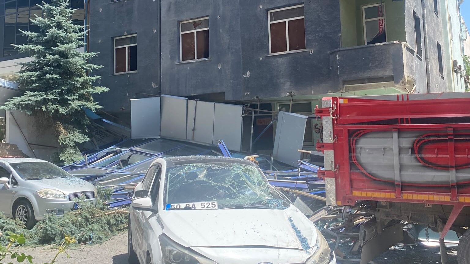 Nevşehir’de atıl hastane binasının dış cephesi çöktü: 2 araç hasar aldı