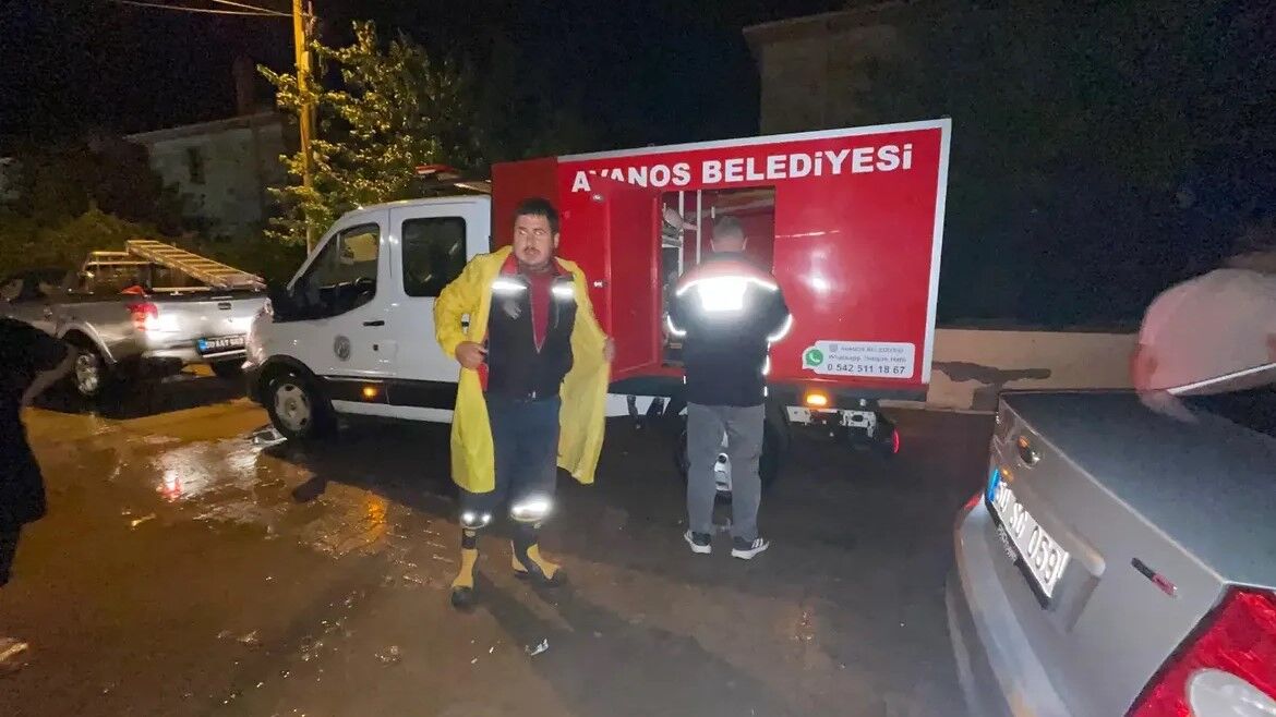 Aşiri Yağiş Sonrasi Eki̇pleri̇mi̇z Sahadai̇lçemizde Etkili Olan Aşırı Yağışın Ardından Bazı Sokakla (1)