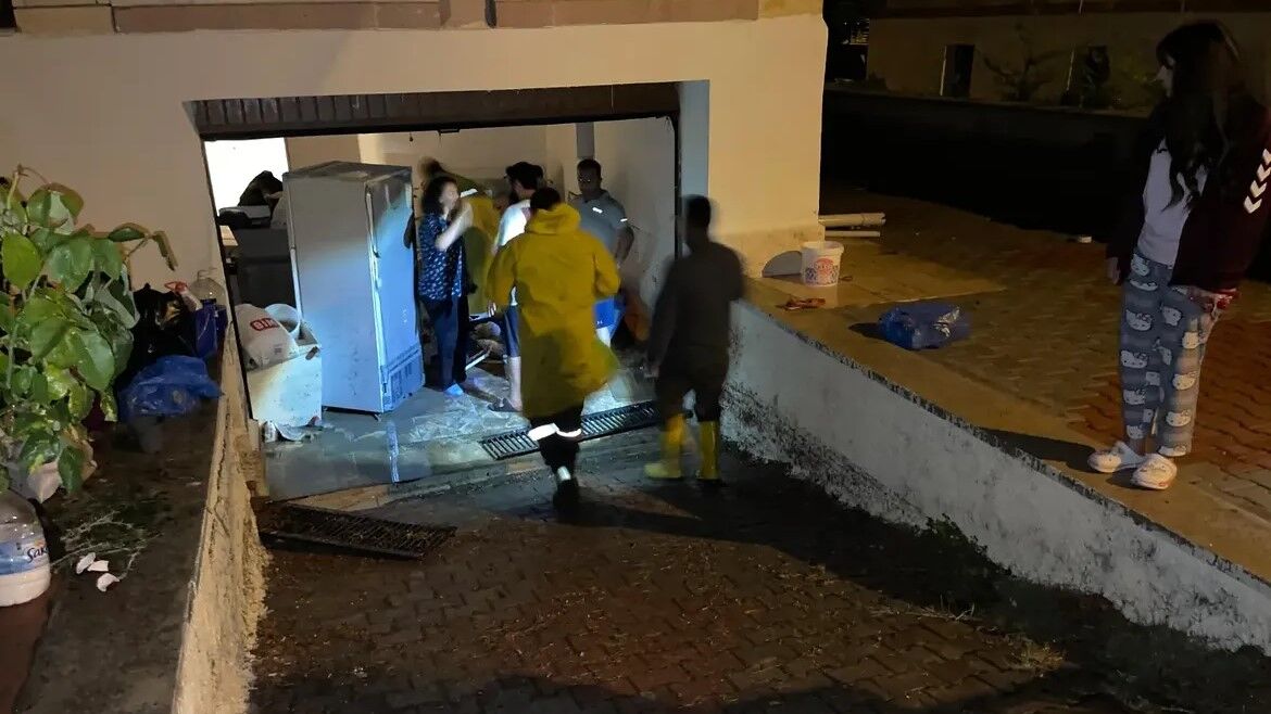 Aşiri Yağiş Sonrasi Eki̇pleri̇mi̇z Sahadai̇lçemizde Etkili Olan Aşırı Yağışın Ardından Bazı Sokakla (2)