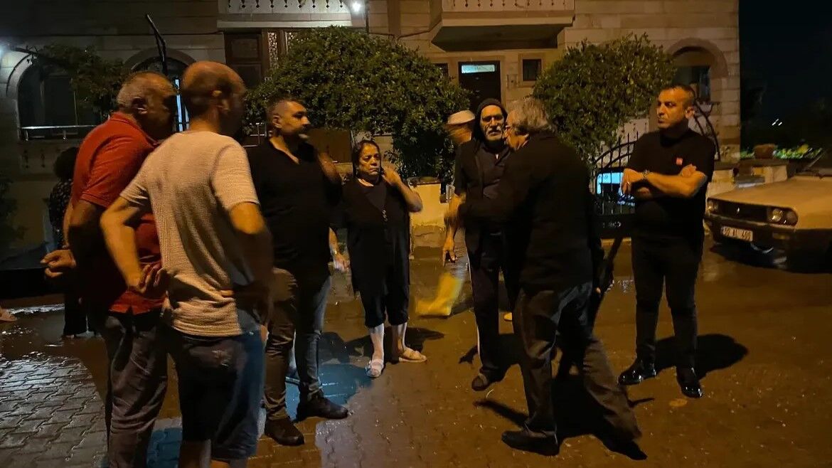 Aşiri Yağiş Sonrasi Eki̇pleri̇mi̇z Sahadai̇lçemizde Etkili Olan Aşırı Yağışın Ardından Bazı Sokakla (6)