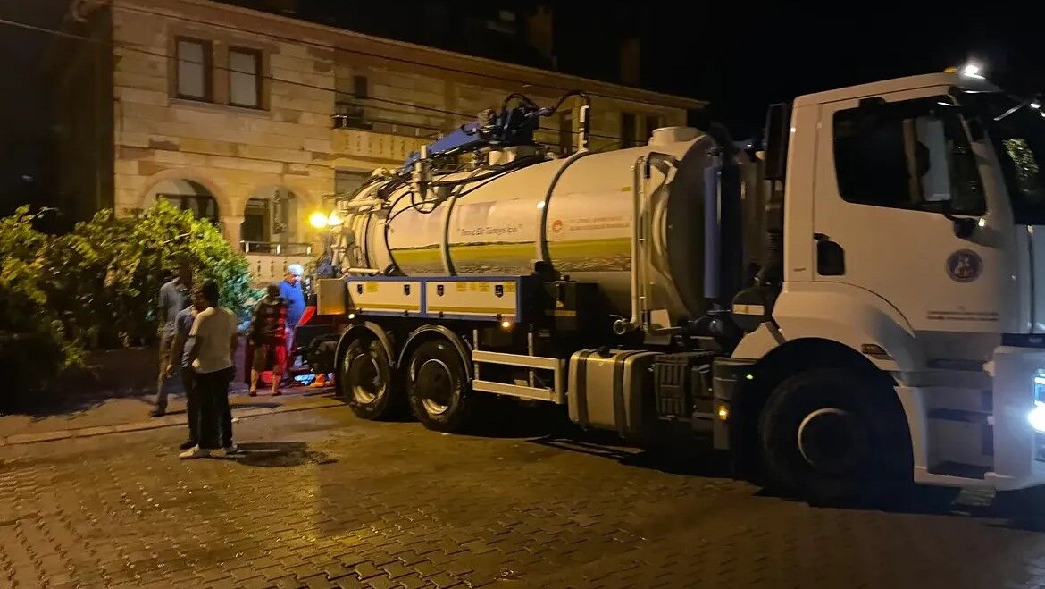Aşiri Yağiş Sonrasi Eki̇pleri̇mi̇z Sahadai̇lçemizde Etkili Olan Aşırı Yağışın Ardından Bazı Sokakla