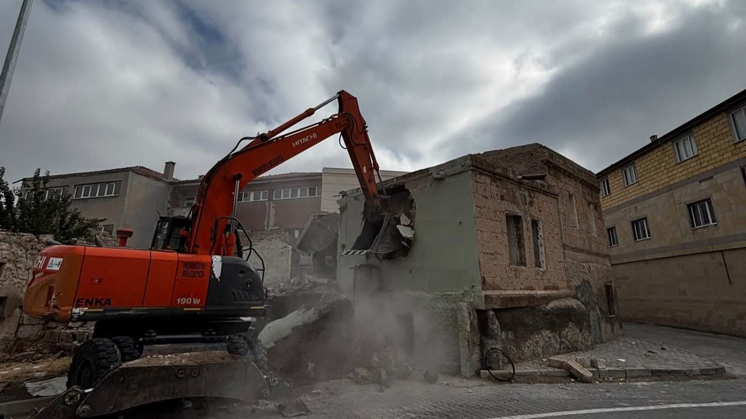 Derinkuyu’da Tehlike Oluşturan Bina Yıkıldı (3)