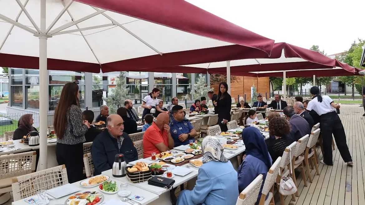 Gazi̇ler Onuruna Kahvalti Programi Düzenlendi̇19 Eylül Gaziler Günü Dolayısıyla Avanos Kaymakamlı (2)