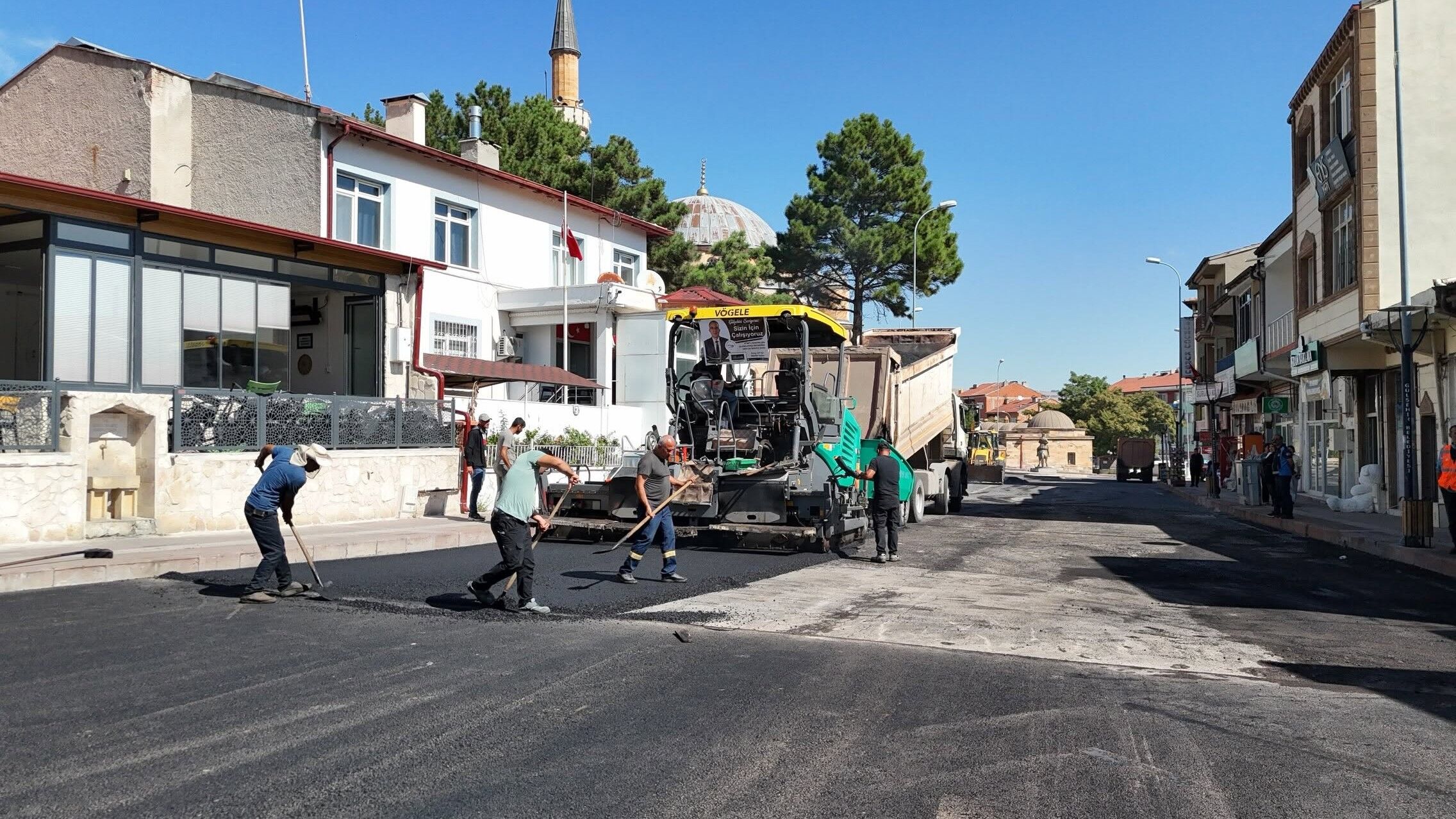Gülşehir’de Sıcak Asfalt Mesaisi Sürüyo Çarşı Merkezi Yenileniyor