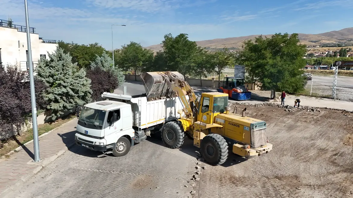 Kizilirmak Caddesi̇’nde Sicak Asfalt Hazirliklari Başladii̇lçemizin Ekonomik Ömrünü Tamamlamış, A