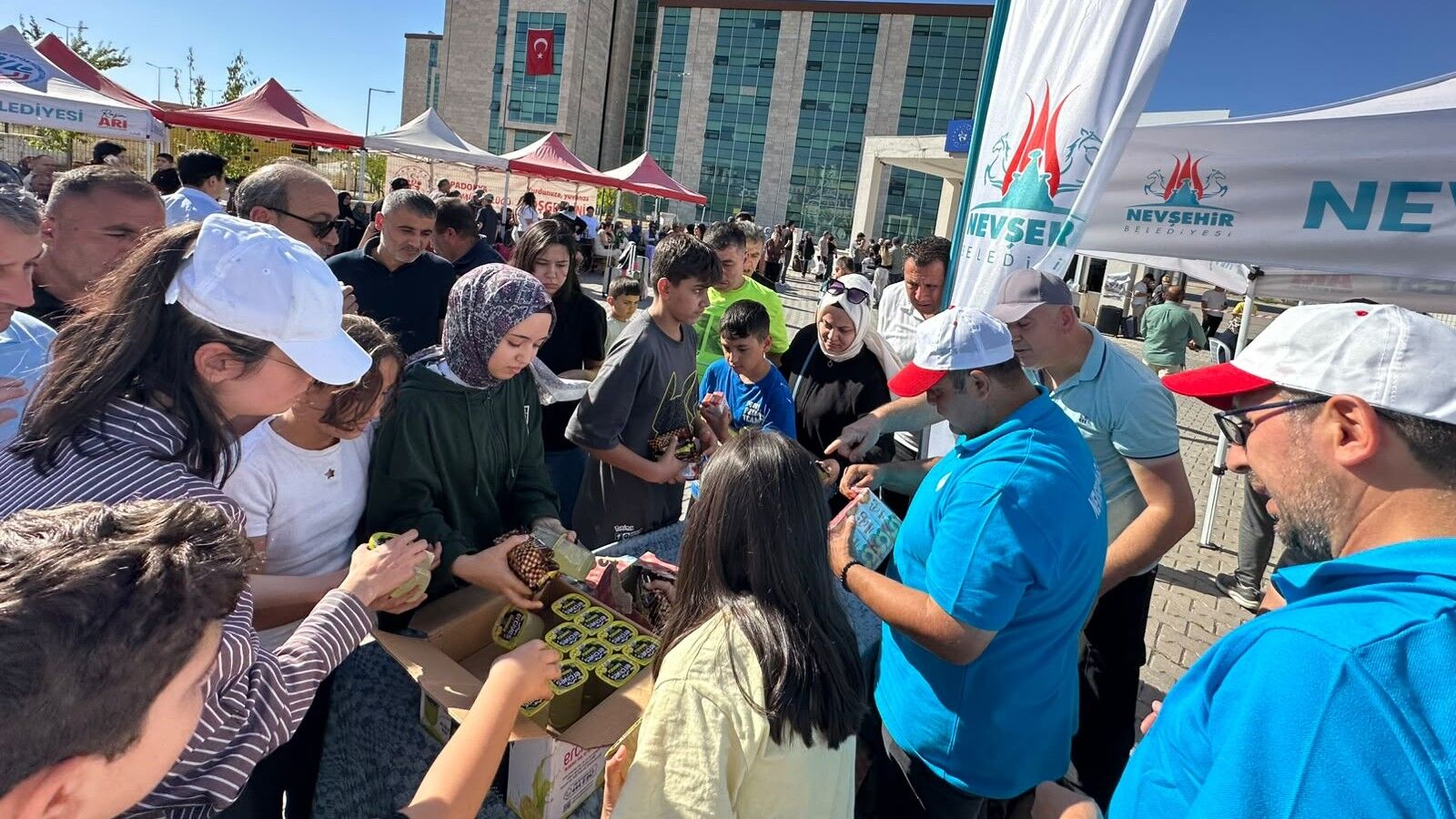 NEVÜ’ye kayıt için gelen öğrencilere Nevşehir’de sıcak karşılama