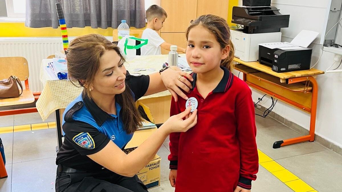 Nevşehir polisi miniklerin yüzünü rozetlerle güldürdü