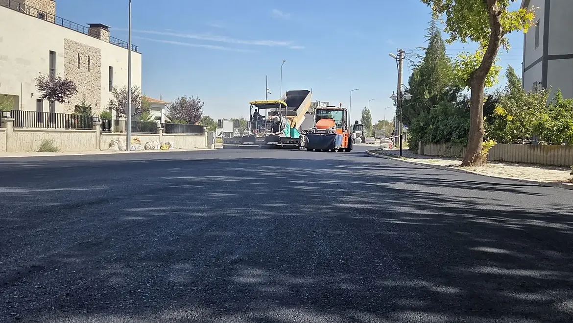 Yeni̇mahalle Kizilirmak Caddesi̇’nde Sicak Asfalt Çalişmalari Başladibelediye Başkanımız Sayın Mu
