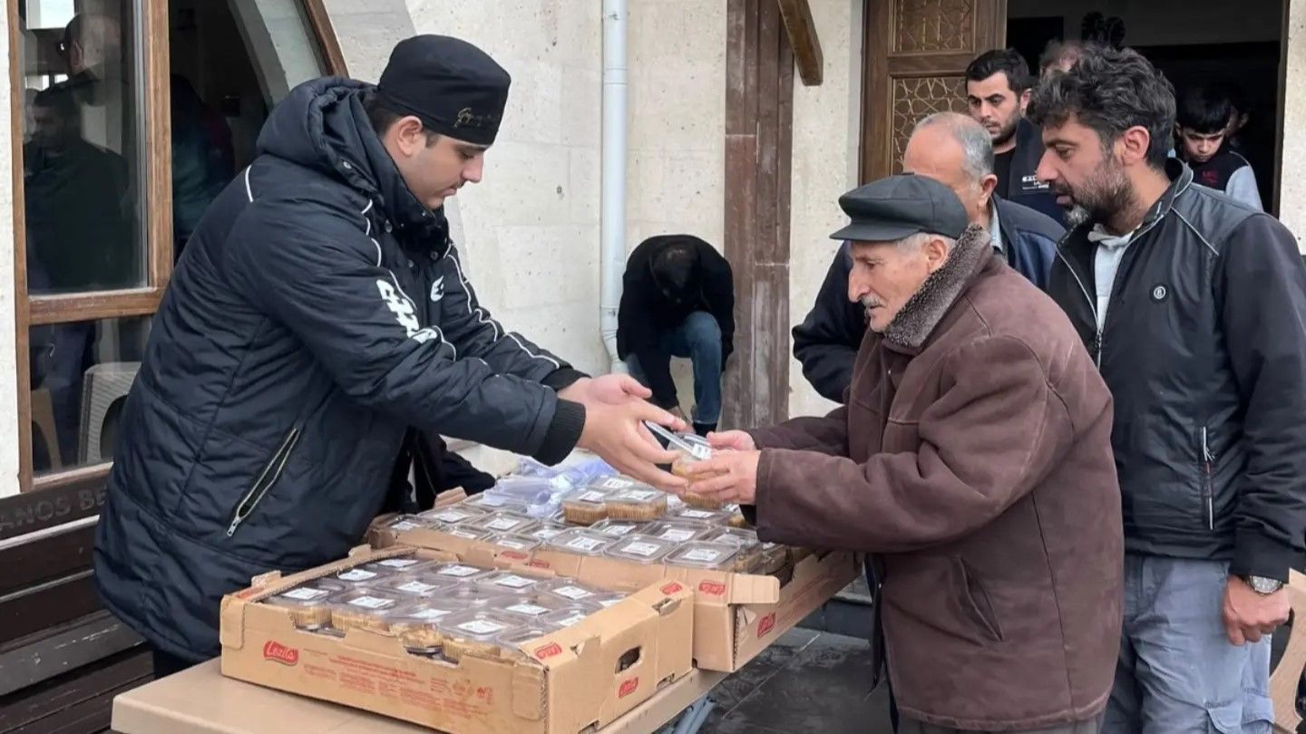 Cumhuri̇yet Bayrami Dolayisiyla Aşevi̇mi̇zde Hazirlanan Aşureler Halkimiza İkram Edi̇ldi̇ Belediyemi (2)