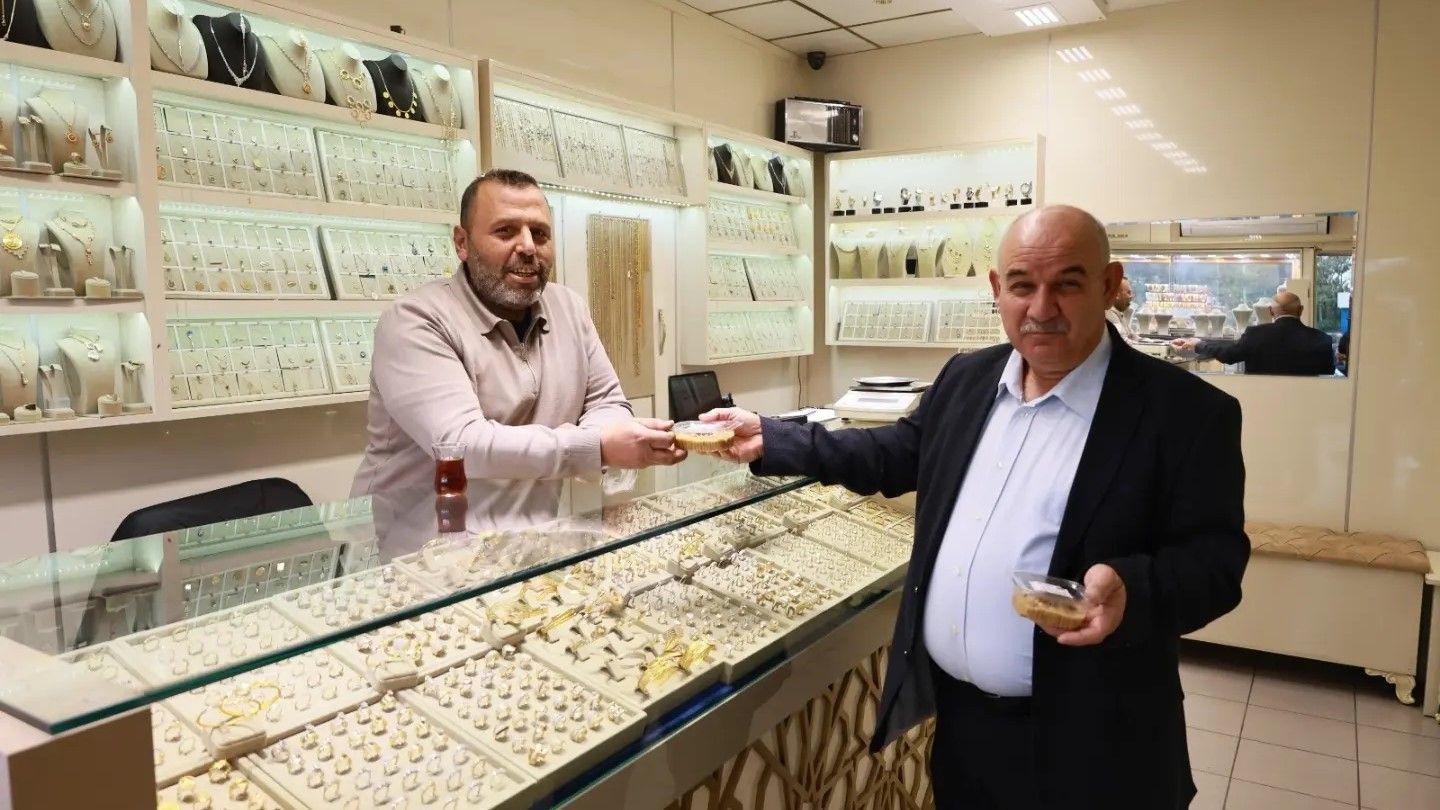 Cumhuri̇yet Bayrami Dolayisiyla Aşevi̇mi̇zde Hazirlanan Aşureler Halkimiza İkram Edi̇ldi̇ Belediyemi (3)